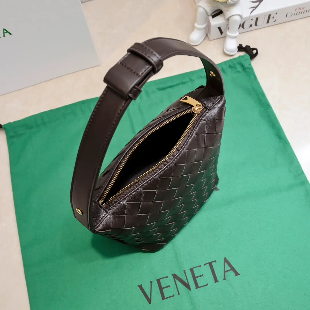 Batch 1280 It is predicted that BV Bottega's lunch bag will be popular again this year🔥. It is very soft and lightweight. It also uses the intrecciato weaving process that the two founders spent several months developing from the beginning of the brand. It is completely hand-woven by Italian craftsmen and perfectly reflects the craftsmanship of Bottega. The entire bag shape is also a very practical and popular lunch box bag shape. The slightly curved arc of the bag mouth can also better fit our wrists. Style number: 7748-1 Size: 17*13.5*5cm